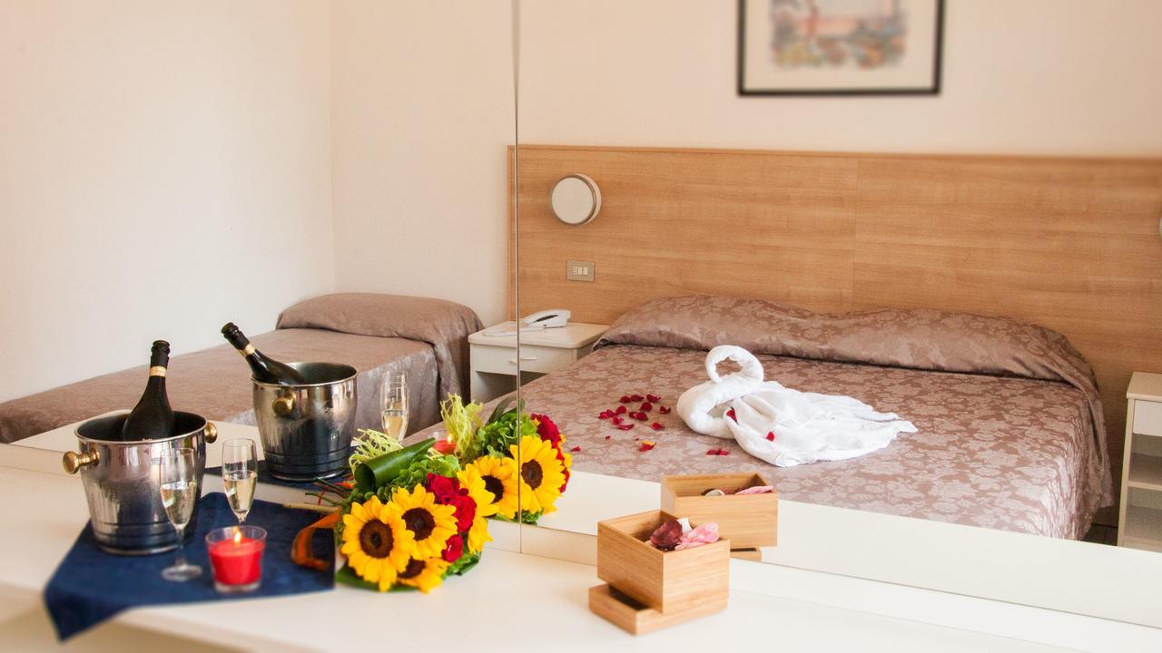 Hotel Raffaello Cesenatico Eksteriør billede